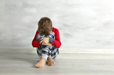 Üzgün küçük çocuk. 