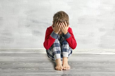 Boş odada katta küçük çocuk ağlıyor