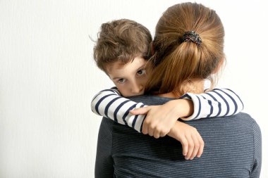 Işık arka plan üzerinde sarılma şirin küçük çocuk anne