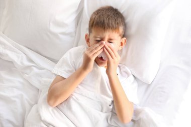 Küçük hasta çocuk 