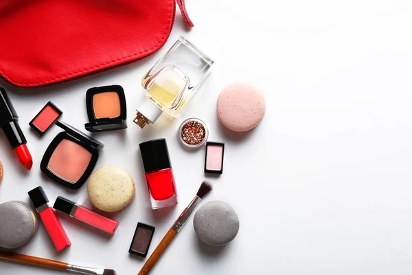 Kosmetické produkty s kosmetická taška a makronky — Stock fotografie