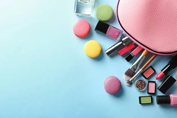 Make-up produkty s kosmetickou taškou — Stock fotografie