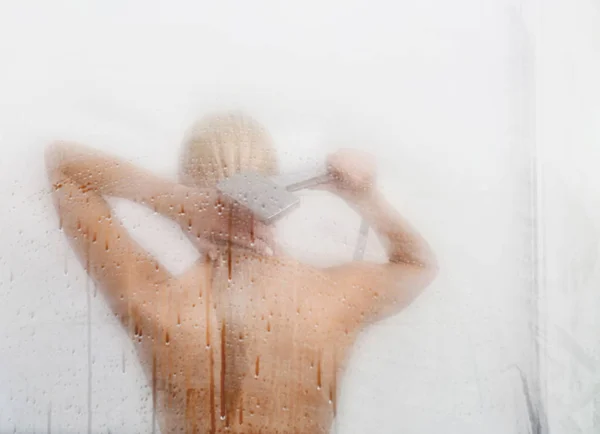 Mujer joven lavando cuerpo — Foto de Stock