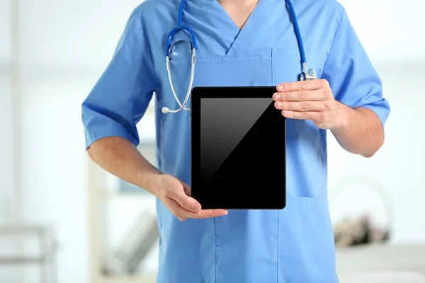 Manlig läkare med tablett i händer — Stockfoto