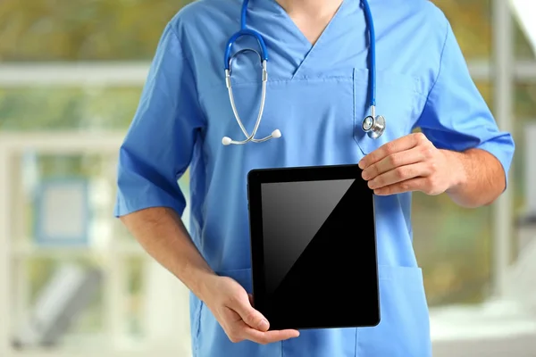 Mannelijke arts met Tablet PC — Stockfoto