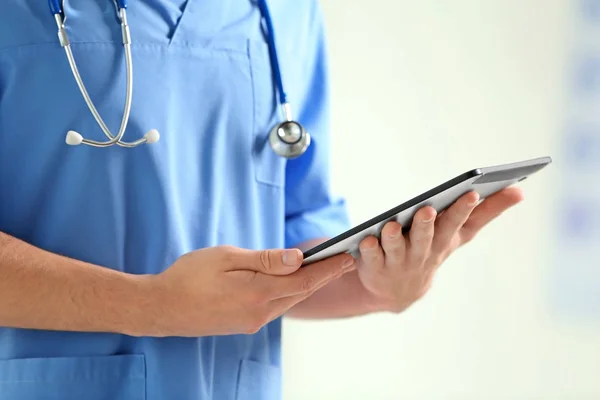 Male doctor with tablet — Stock Photo, Image