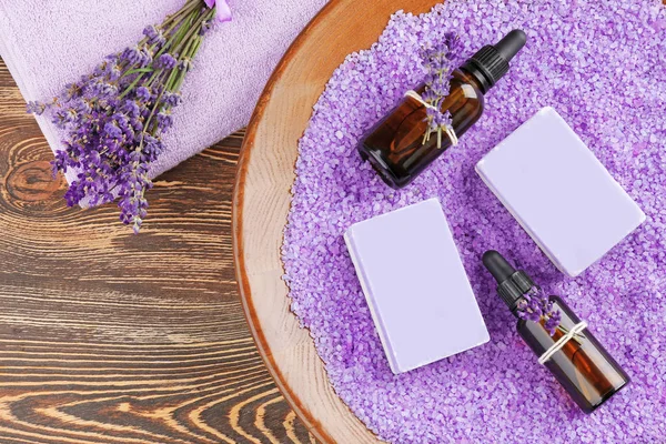 Composición del spa con aceites esenciales de lavanda —  Fotos de Stock