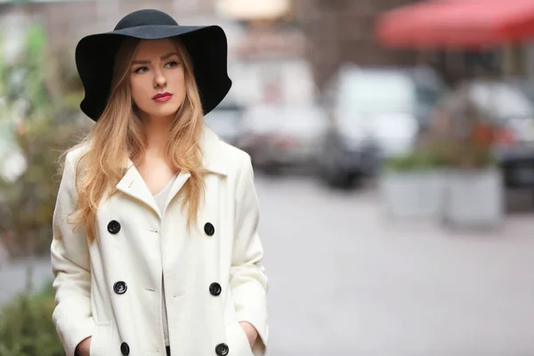 Mode vrouw in de straat — Stockfoto