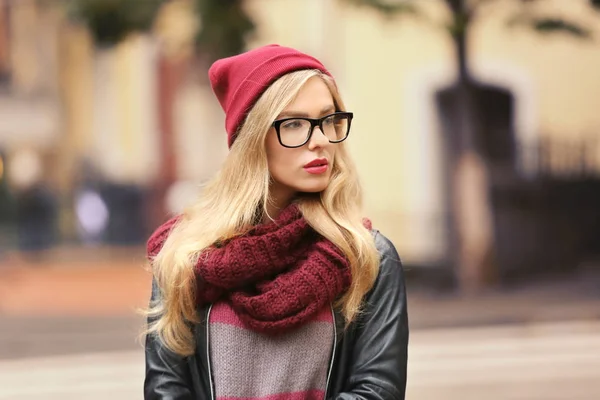 Mode vrouw in de straat — Stockfoto