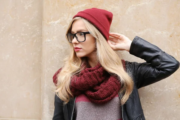 Mujer de moda en gafas — Foto de Stock