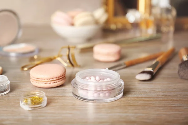 Tasty macaroons and beauty accessories — Stock Photo, Image