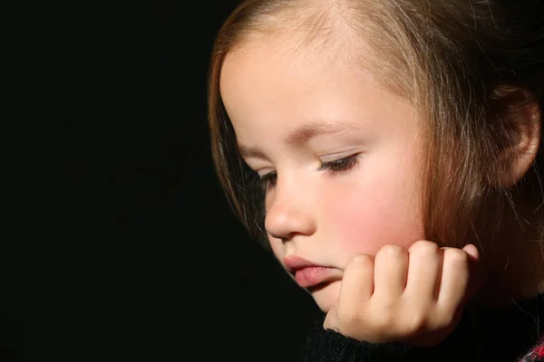 Triste menina no fundo preto — Fotografia de Stock