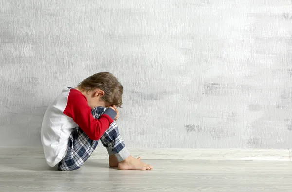 Pequeno menino triste — Fotografia de Stock