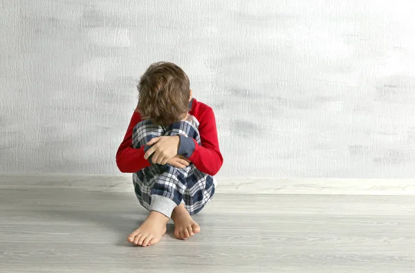 Üzgün küçük çocuk. 