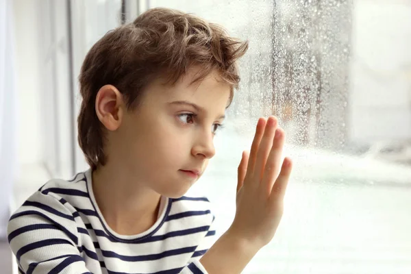 Vista Cerca Del Niño Mirando Por Ventana —  Fotos de Stock