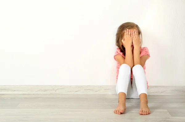 床に小さな女の子が泣いています。 — ストック写真