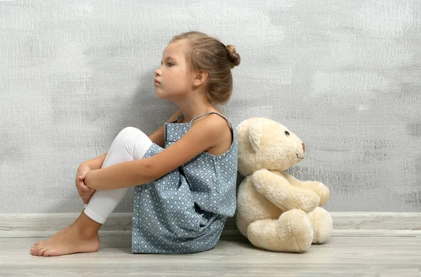 отец кричит на ребенка. обиженный пол. мужчина ругает ребенка. испуганный мальчик. обиженный пол.