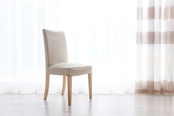 Sandalyenin üstünde perde arka plan — Stok fotoğraf