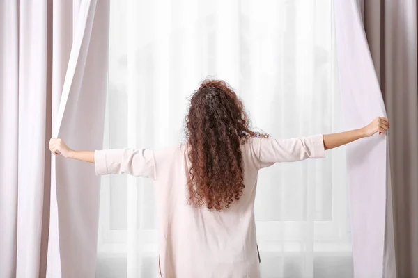 Mulher cortinas de abertura — Fotografia de Stock