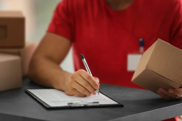 Courier making notes — Stock Photo, Image