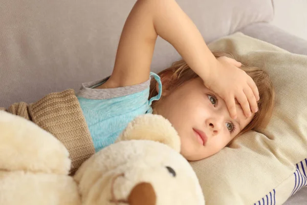 Menina Doente Pequena Com Ursinho Pelúcia Cama — Fotografia de Stock