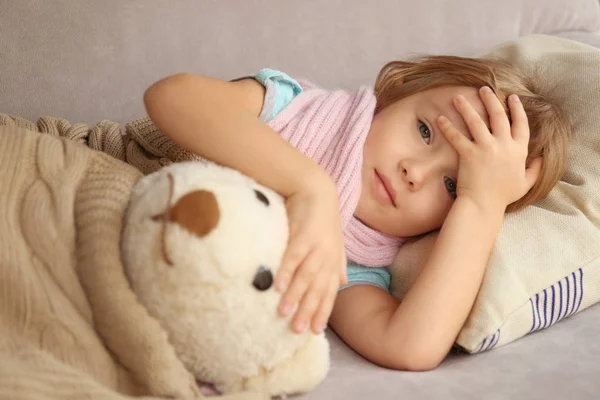 小病女孩与泰迪熊在床 — 图库照片