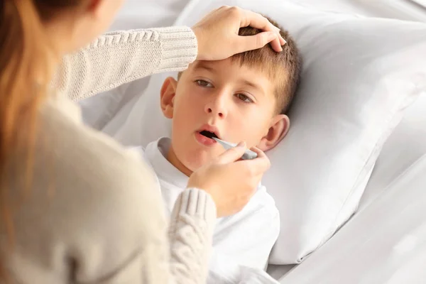 Pequeno menino doente — Fotografia de Stock