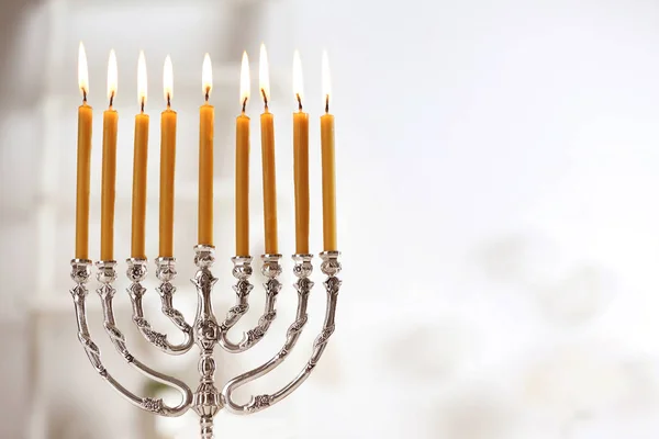 Bella menorah con candele accese — Foto Stock