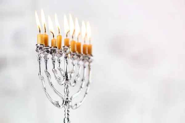 Menorah bonita com velas acesas — Fotografia de Stock