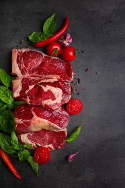 Baharat ile çiğ biftek