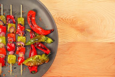 Plaka üzerinde ızgara dolmalık biber 