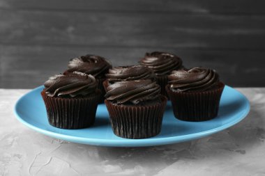 Mavi plaka üzerinde cupcakes