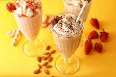 Bardaklarda lezzetli milkshakes