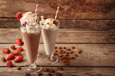 Bardaklarda lezzetli milkshakes
