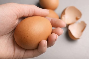 El tutma çiğ yumurta 