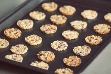 Mısır gevreği kurabiye pişirme tepsisi üzerinde 