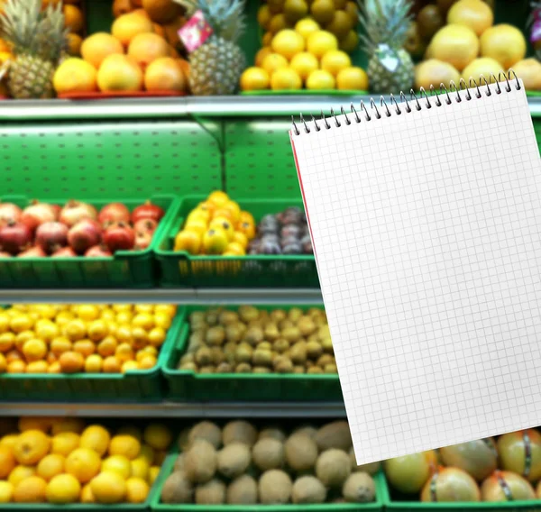 Notebook em branco no interior do mercado turvo — Fotografia de Stock