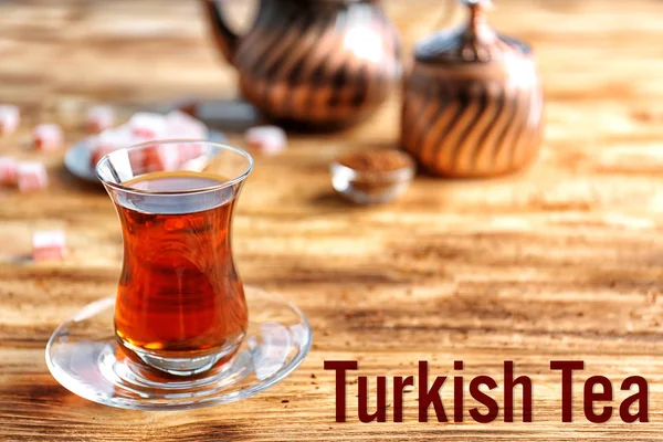 Türkischer Tee im traditionellen Glas — Stockfoto