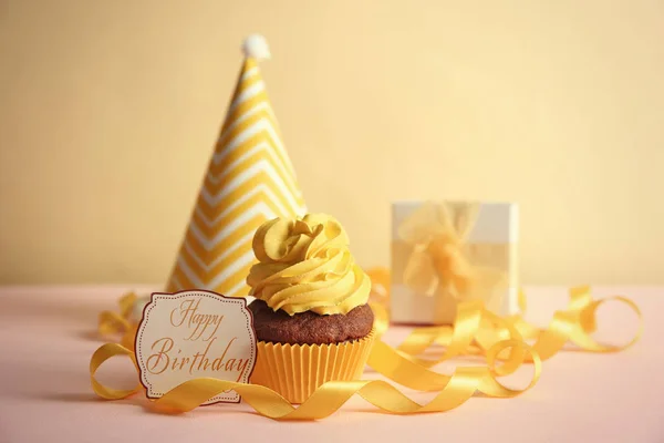 Leckere Cupcake und Grußkarte — Stockfoto