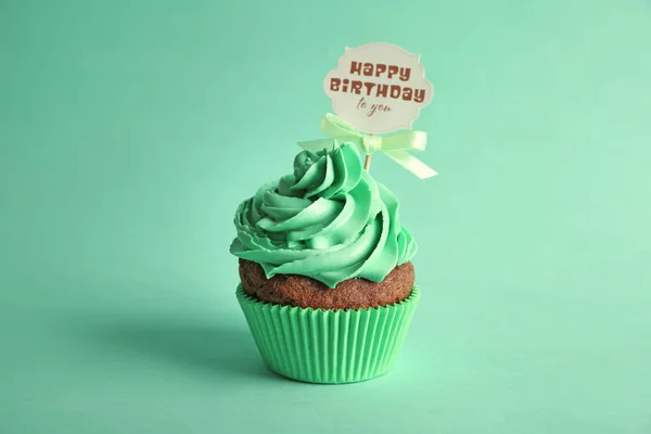 Delicioso cupcake con tarjeta de felicitación — Foto de Stock