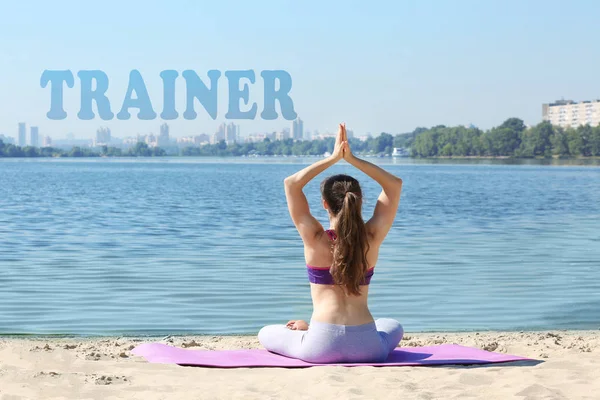 Jonge vrouw die yoga beoefent — Stockfoto