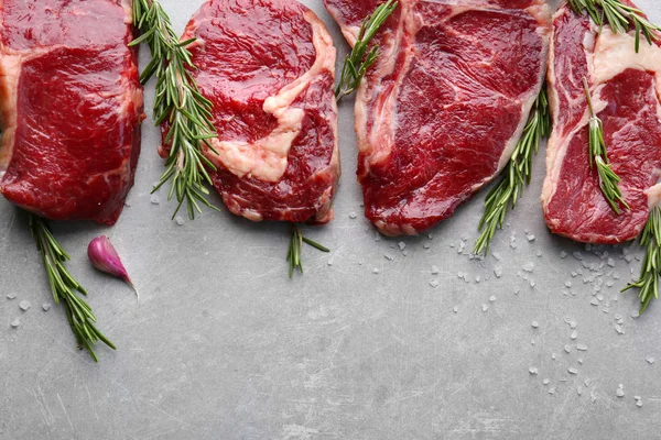 Rohes Steak mit Gewürzen — Stockfoto