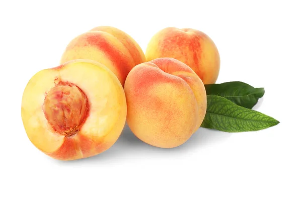Соковиті стиглі персики — стокове фото
