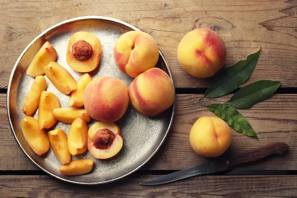新鲜多汁的桃子 — 图库照片