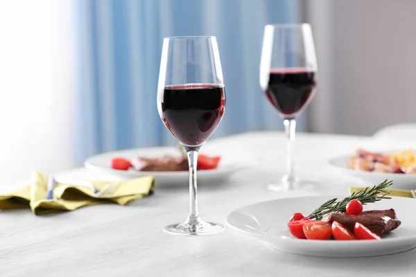 Biftek ve meze şarap ile — Stok fotoğraf