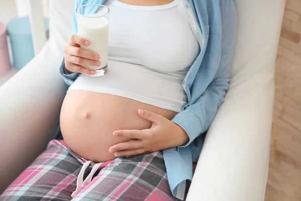Έγκυος γυναίκα που κατέχει ποτήρι γάλα — Φωτογραφία Αρχείου