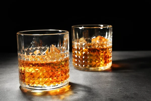 Vasos de whisky en la mesa — Foto de Stock