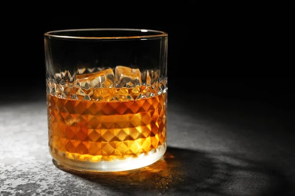 Glas whisky op tafel — Stockfoto