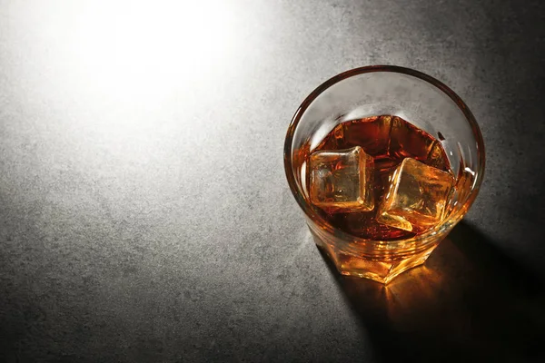Glas whisky på bord — Stockfoto