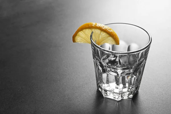 Glas wodka met citroen — Stockfoto